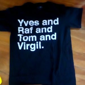 A nice black shirt!! Veryyyyy comfy 🤫